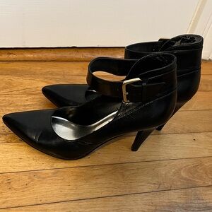 Size 8 M Nine West Pointy Black Women's Heels Gold Buckle